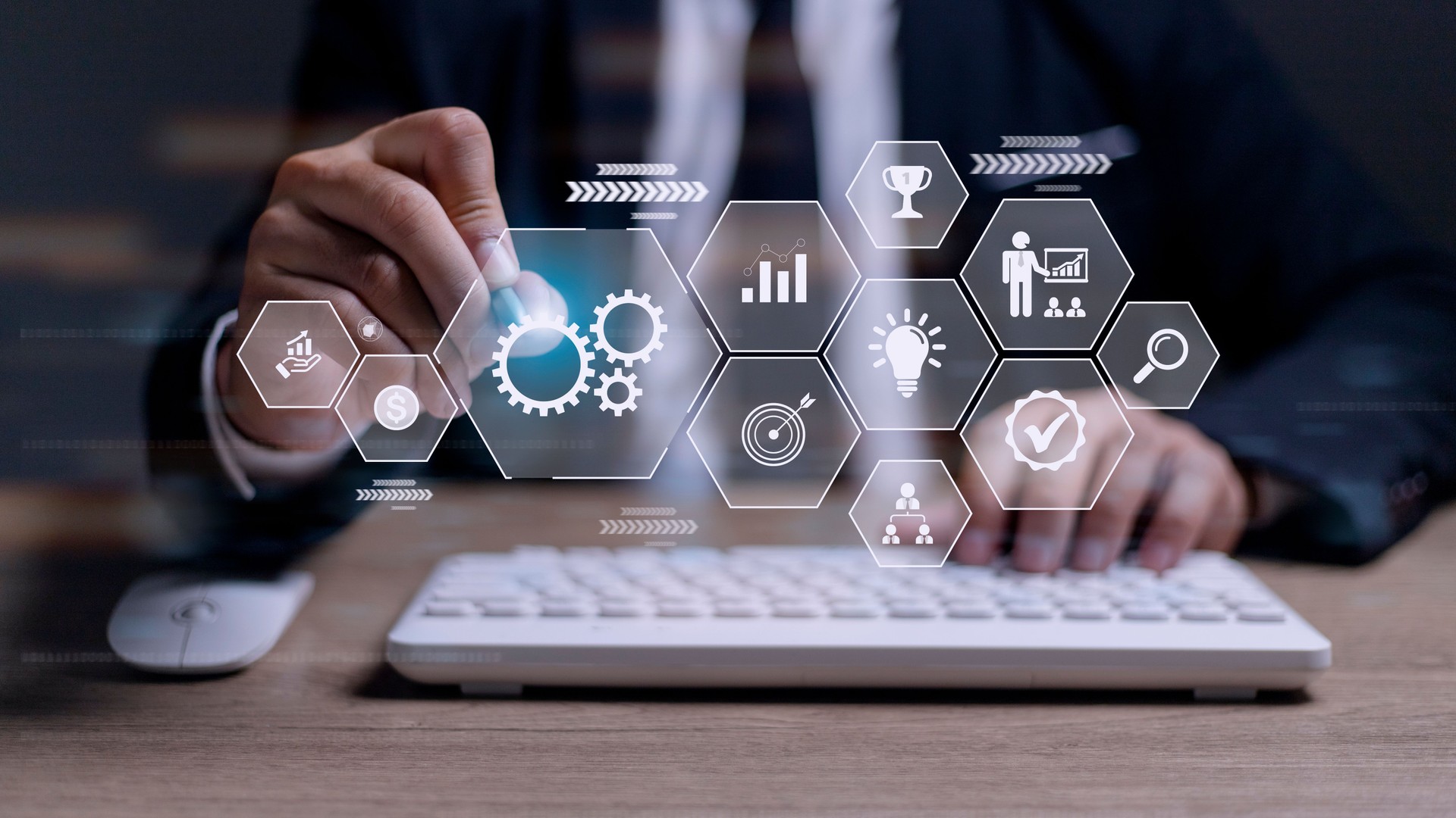 Concetto di gestione dei processi aziendali. Uomo d'affari toccare l'innovazione virtuale Le icone degli ingranaggi di gestione delle operazioni, il controllo di alta qualità, la risoluzione dei problemi, il flusso di lavoro, il monitoraggio e l'innovazio